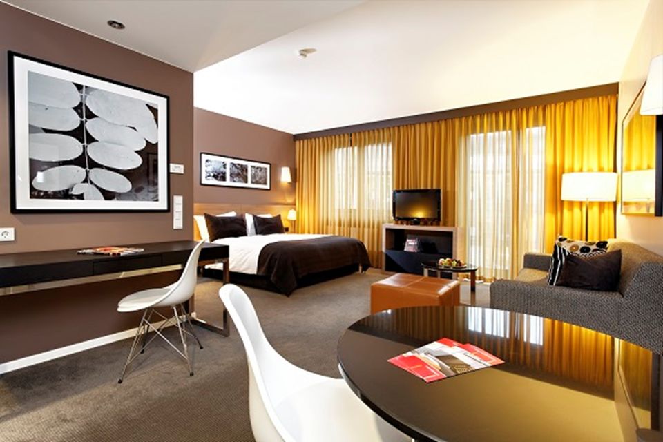 Serviced apartment, bedroom 1 with golden curtains in Berlin Mitte