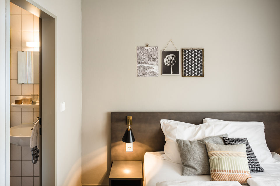 Serviced apartment, bedroom with modern double bed in Frankfurt Gallus