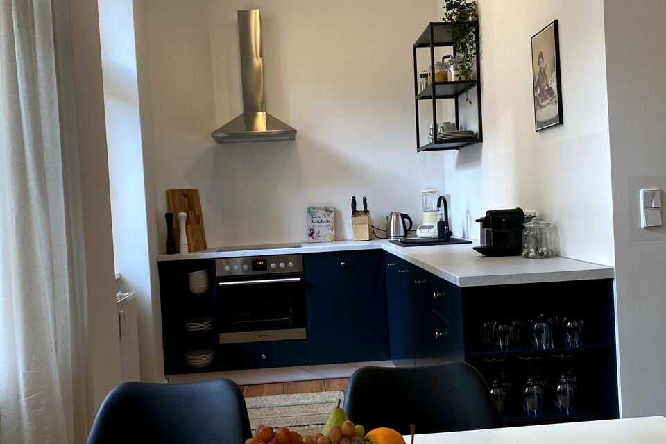 Möblierte Wohnung, Küche mit dunklen Fronten in Berlin Prenzlauer Berg