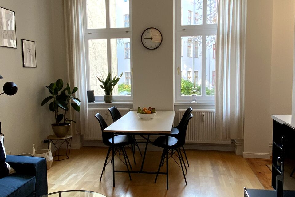 Möblierte Wohnung, Esszimmer mit Altbaufenstern in Berlin Prenzlauer Berg