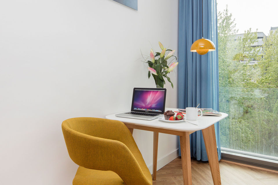 Serviced apartment, bedroom with workspace in Berlin Charlottenburg