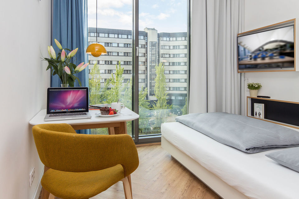 Serviced apartment, bedroom with city view in Berlin Charlottenburg