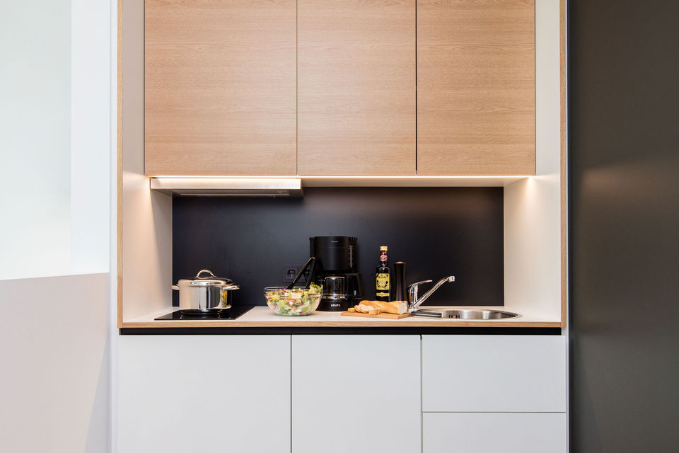 Serviced apartment, kitchen with black backsplash in Berlin Charlottenburg