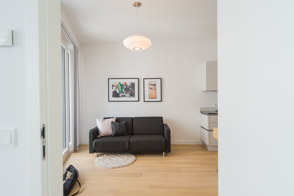 Möblierte Wohnung, Wohnzimmer mit Parkettboden in Berlin Mitte