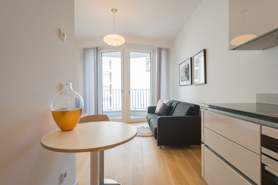 Möblierte Wohnung, Wohnzimmer mit Balkonzugang in Berlin Mitte