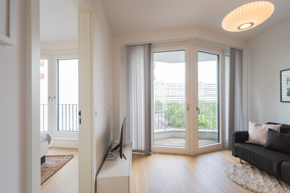 Möblierte Wohnung, Wohnzimmer mit Balkonzugang in Berlin Mitte