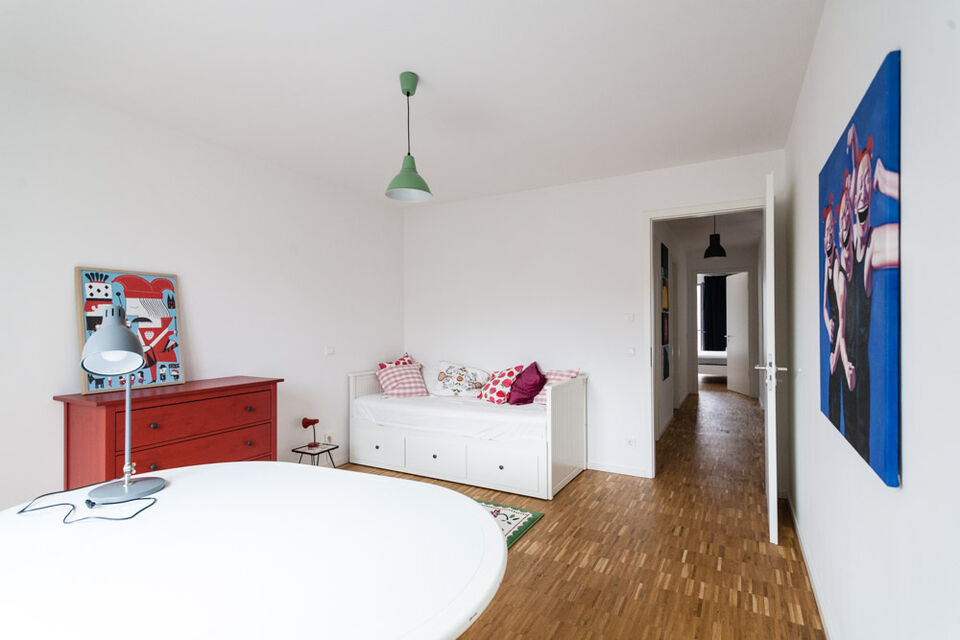 Möblierte Wohnung, Schlafzimmer mit Holzparkett in Berlin Mitte