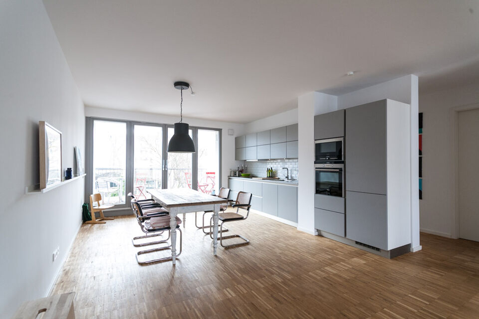 Möblierte Wohnung, Wohnzimmer mit offener Küche in Berlin Mitte