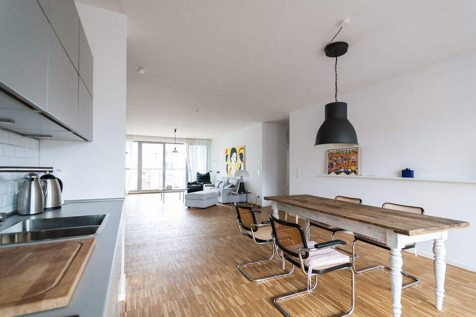 Möblierte Wohnung, Esszimmer mit Holztisch in Berlin Mitte