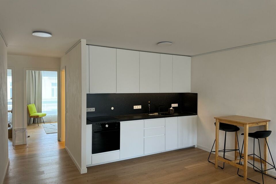 Möblierte Wohnung, Küche mit schwarzer Arbeitsplatte in Berlin Mitte