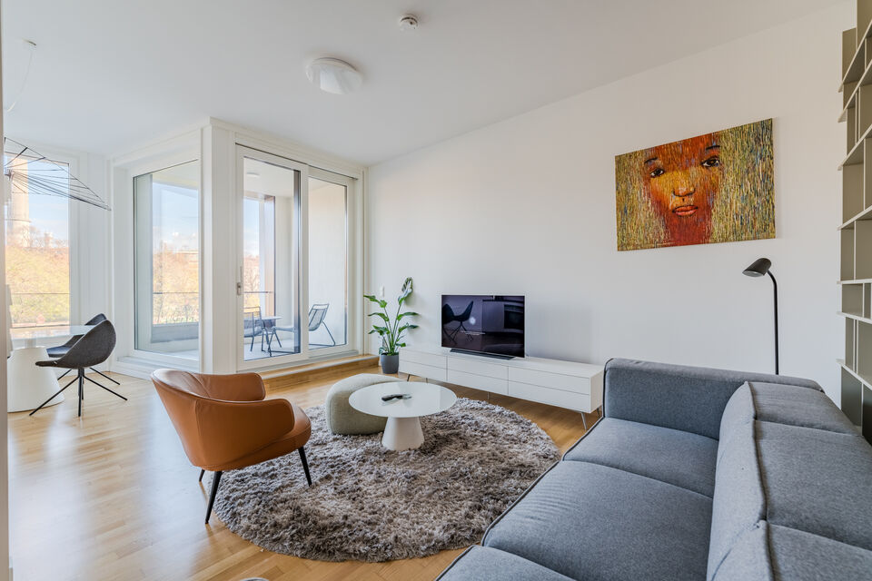 Möblierte Wohnung, Wohnzimmer mit Balkonzugang in Berlin Mitte