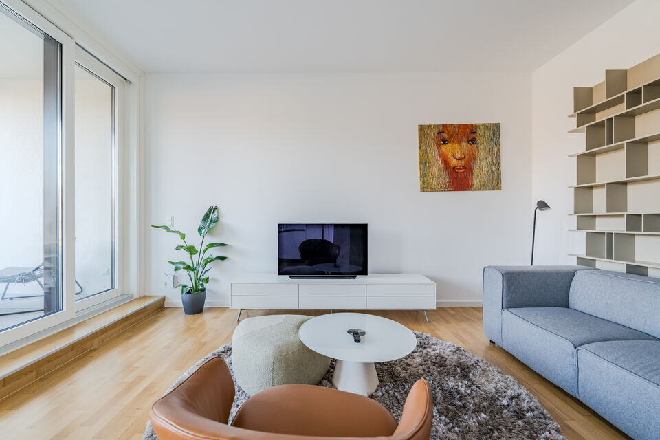 Möblierte Wohnung, Wohnzimmer mit Balkonzugang in Berlin Mitte