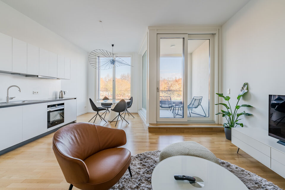 Möblierte Wohnung, Wohnzimmer mit Balkonzugang in Berlin Mitte