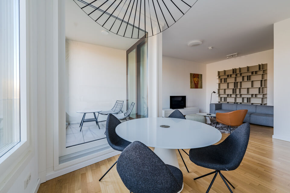 Möblierte Wohnung, Wohnzimmer mit Wintergarten in Berlin Mitte