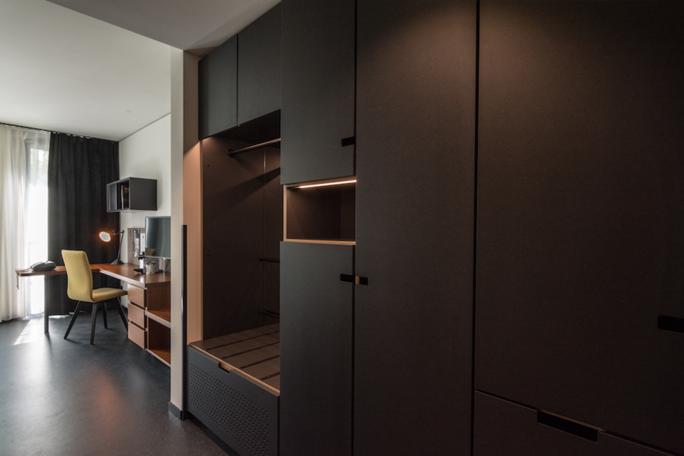 Serviced Apartment, Schlafzimmer mit begehbarem Kleiderschrank in München Schwabing