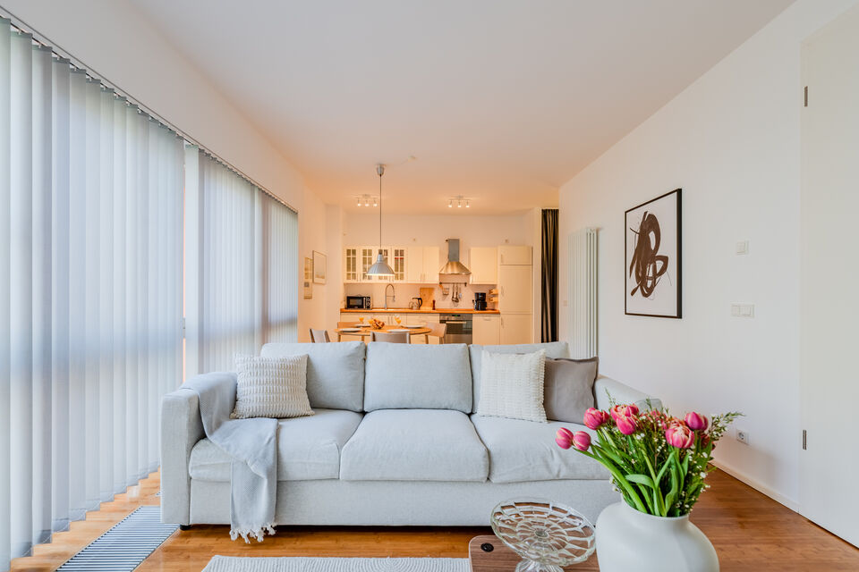 Möblierte Wohnung, Wohnzimmer mit Küchenblick in Berlin Prenzlauer Berg