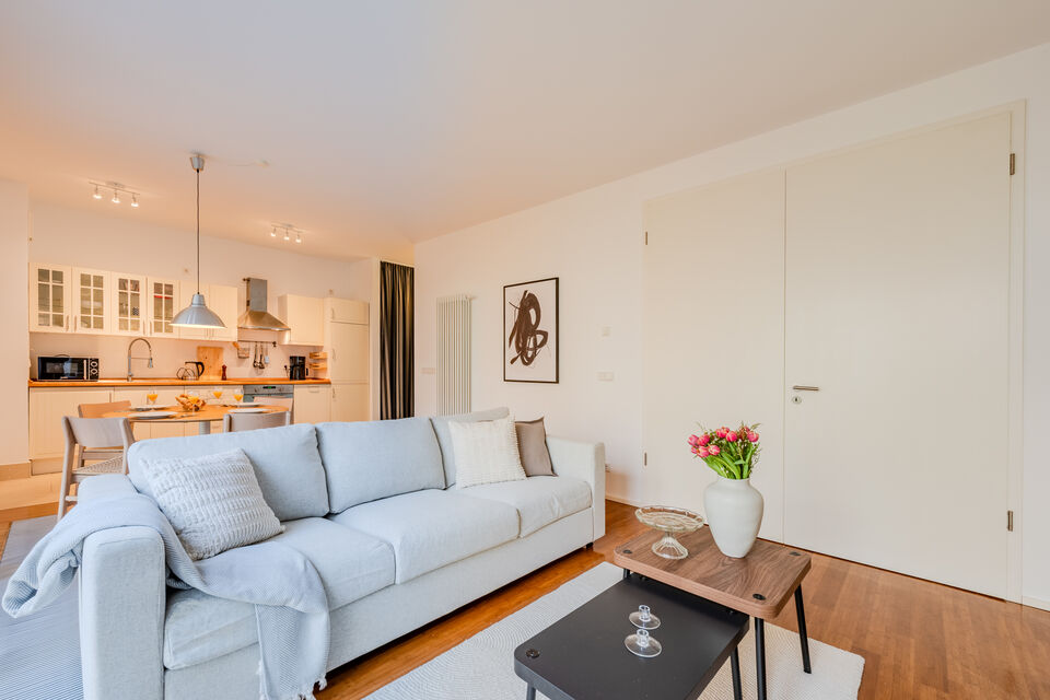 Möblierte Wohnung, Wohnzimmer mit hellblauem Sofa in Berlin Prenzlauer Berg