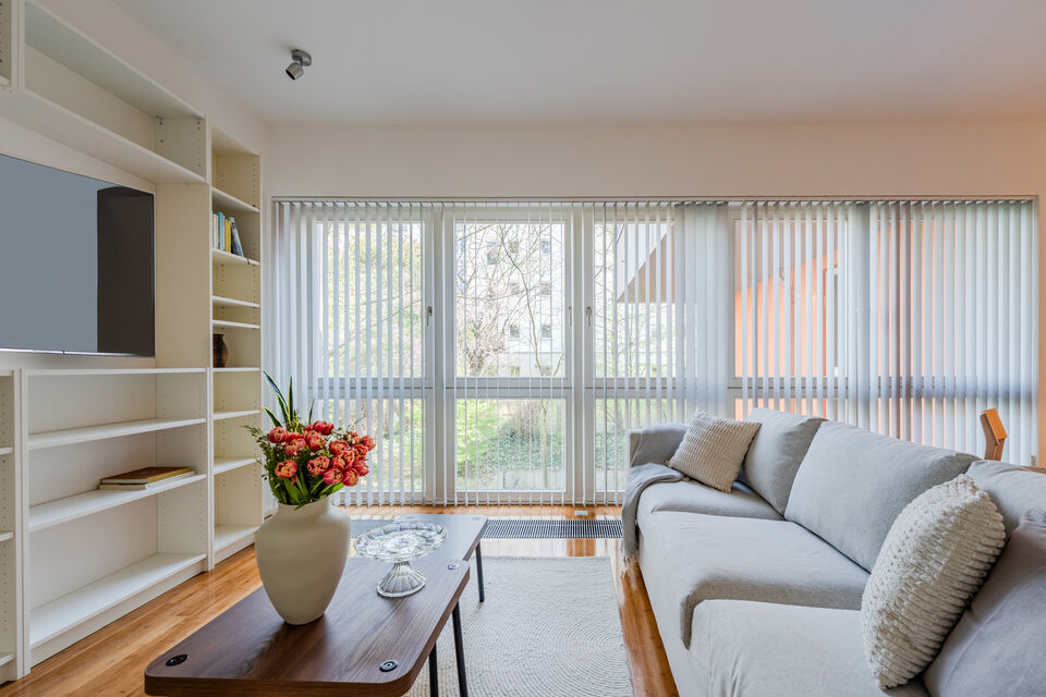 Möblierte Wohnung, Wohnzimmer mit Balkonzugang in Berlin Prenzlauer Berg
