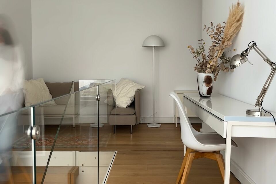 Möblierte Wohnung, Wohnzimmer mit Glastrennwand in Berlin Mitte