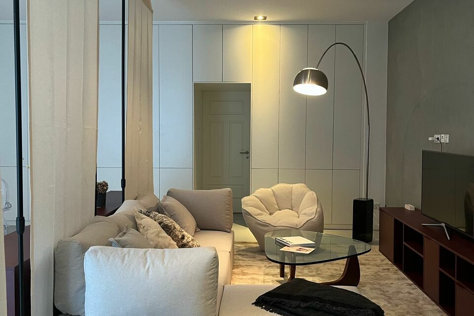 Möblierte Wohnung, Wohnzimmer mit Designer-Loungemöbeln in Berlin Mitte