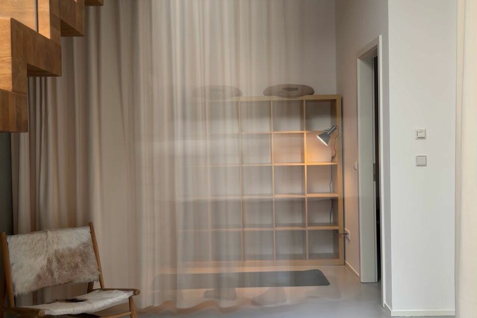Möblierte Wohnung, Wohnzimmer mit Holzregal in Berlin Mitte