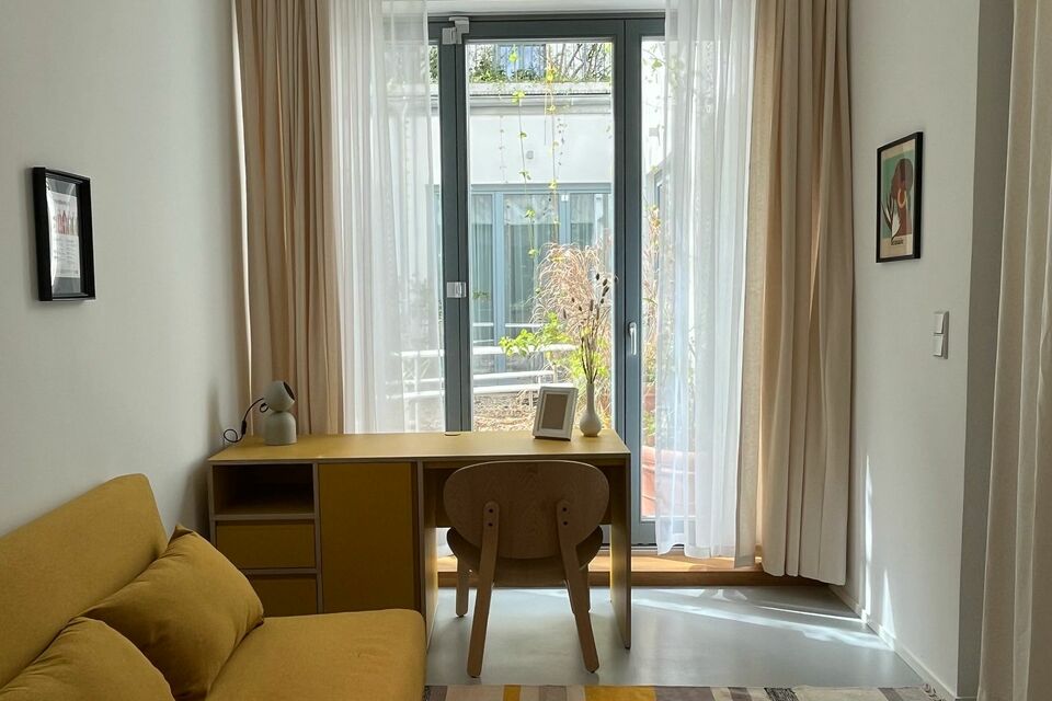 Möblierte Wohnung, Wohnzimmer mit Balkonzugang in Berlin Mitte