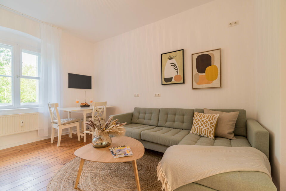 Möblierte Wohnung, Wohnzimmer mit Ecksofa in Berlin Prenzlauer Berg
