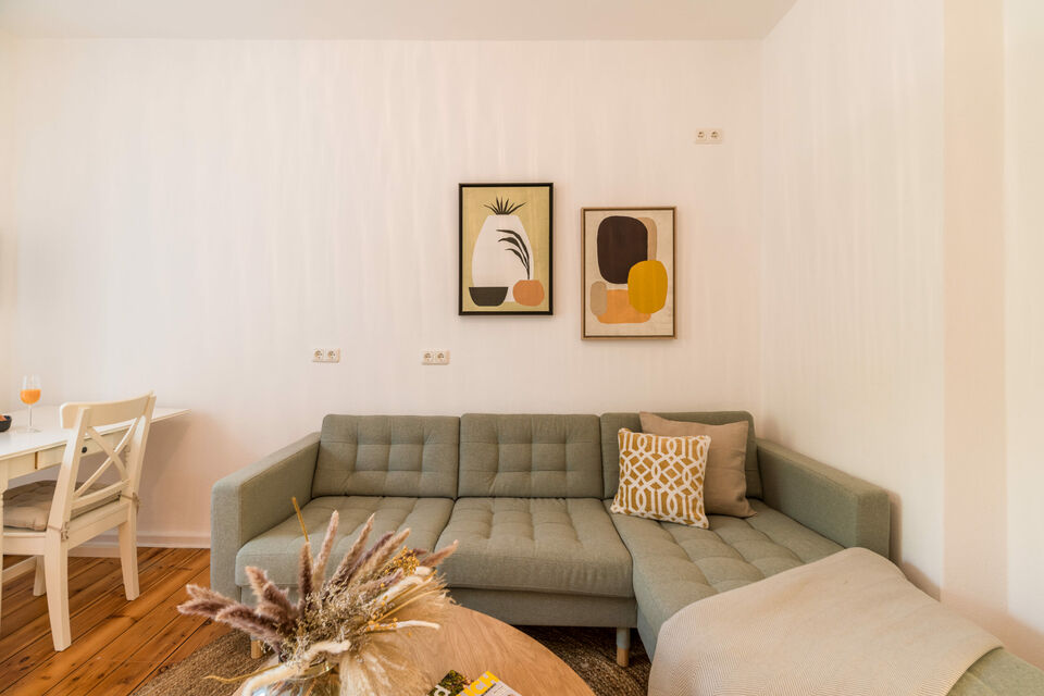 Möblierte Wohnung, Wohnzimmer mit Ecksofa in Berlin Prenzlauer Berg