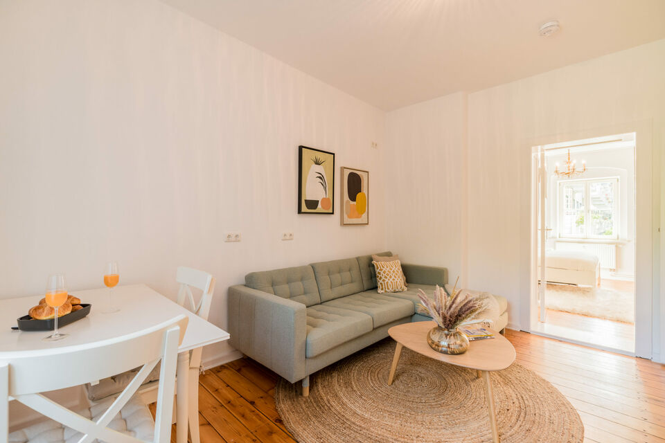 Möblierte Wohnung, Wohnzimmer mit Naturholzboden in Berlin Prenzlauer Berg