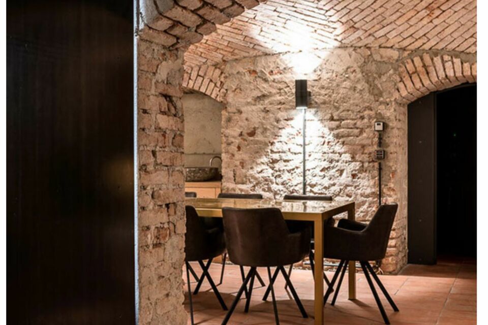 Möblierte Wohnung, Esszimmer mit Backsteingewölbe in München Ludwigsvorstadt