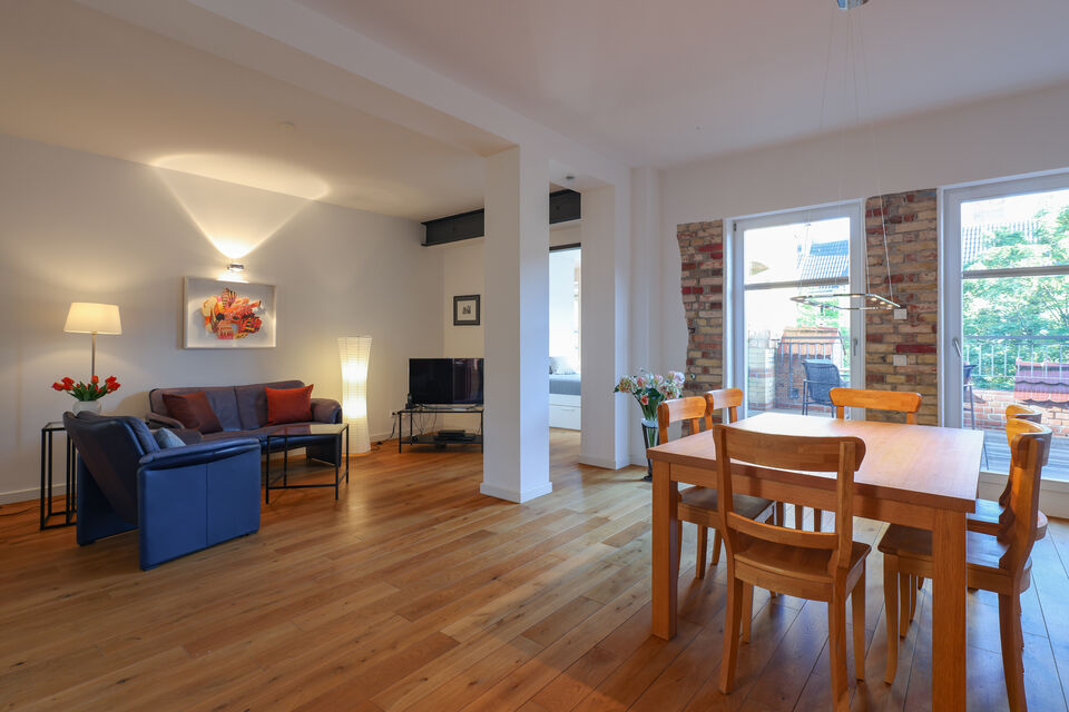 Möblierte Wohnung, Wohnzimmer mit Holzparkett in Berlin Kreuzberg
