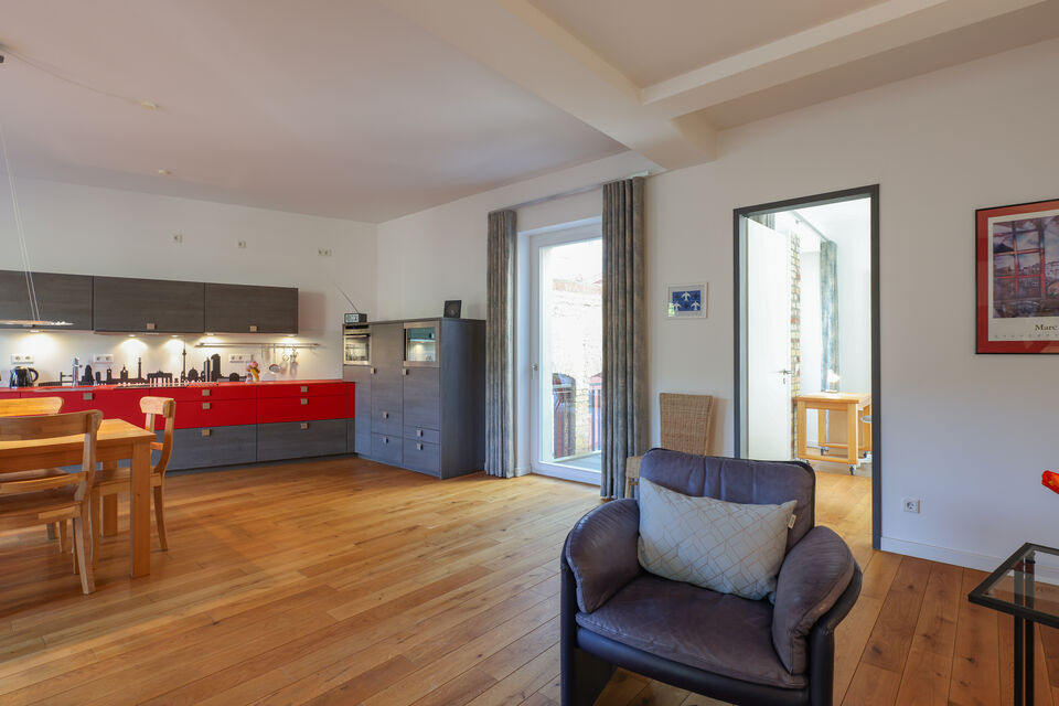 Möblierte Wohnung, Wohnzimmer mit offener Küche in Berlin Kreuzberg