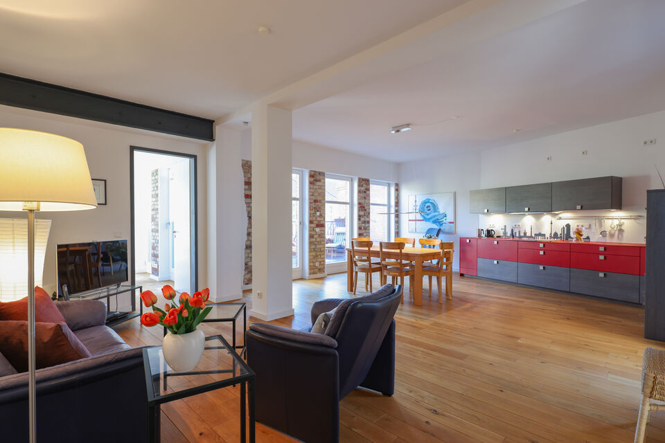 Möblierte Wohnung, Wohnzimmer mit offener Küche in Berlin Kreuzberg