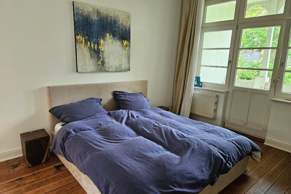 Möbliertes Haus, Schlafzimmer 1 mit Terrassenzugang in Hamburg Rissen