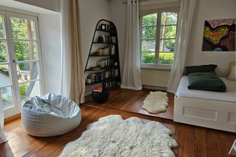 Möbliertes Haus, Schlafzimmer mit Designerbücherregal in Hamburg Rissen