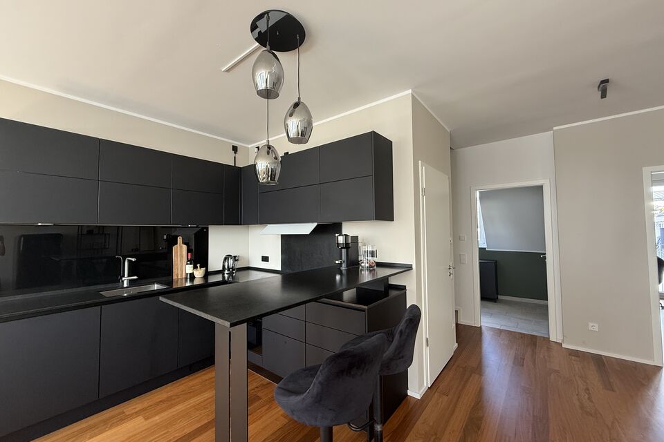 Möblierte Wohnung, Küche mit schwarzen Fronten und Kochinsel in Frankfurt Nordend-West