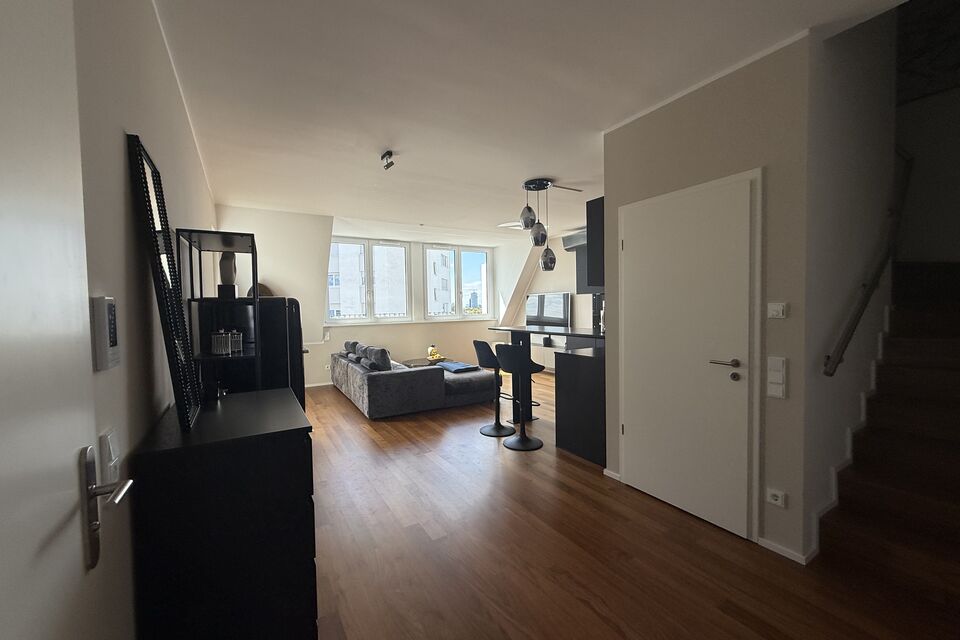 Möblierte Wohnung, Wohnzimmer mit Holzparkett in Frankfurt Nordend-West