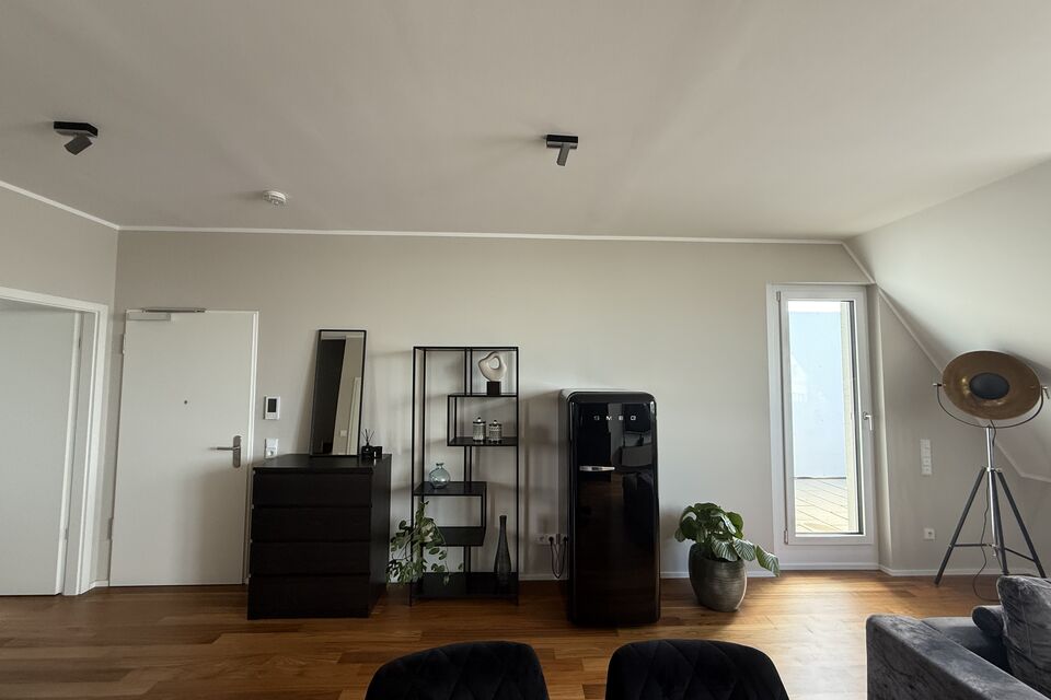 Möblierte Wohnung, Wohnzimmer mit Holzparkett in Frankfurt Nordend-West