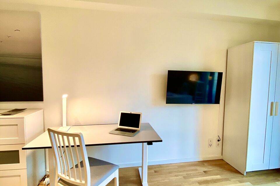 Furnished apartment, bedroom with workspace in Berlin Mitte