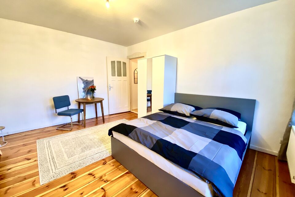 Furnished apartment, bedroom 1 with parquet flooring in Berlin Lichtenberg