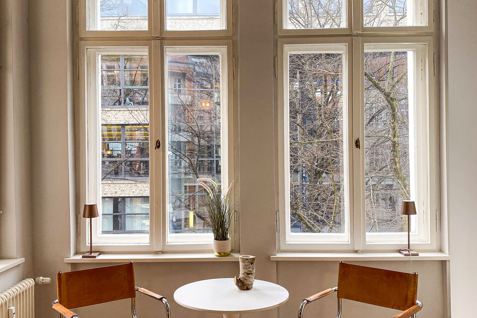 Möblierte Wohnung, Wohnzimmer mit großen Sprossenfenstern in Berlin Charlottenburg