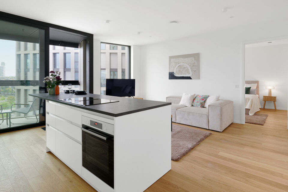 Möblierte Wohnung, Wohnzimmer mit offener Küche in Frankfurt Ostend
