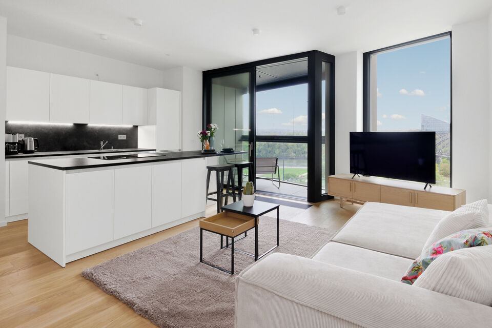 Möblierte Wohnung, Wohnzimmer mit Panoramafenstern in Frankfurt Ostend