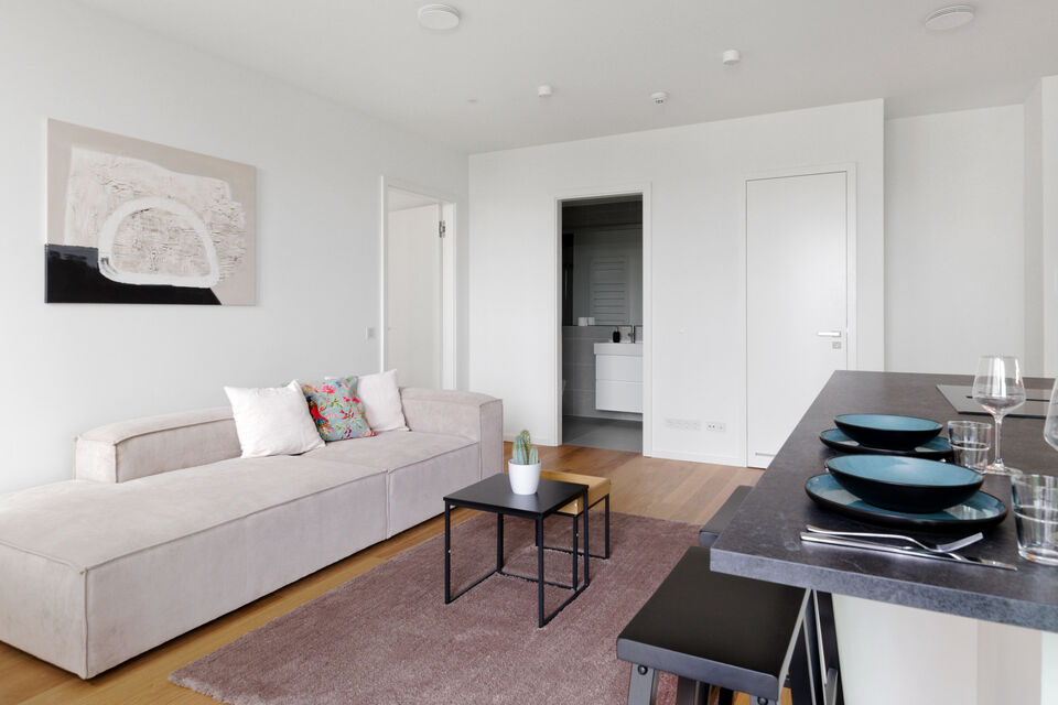 Möblierte Wohnung, Wohnzimmer mit offener Küche in Frankfurt Ostend