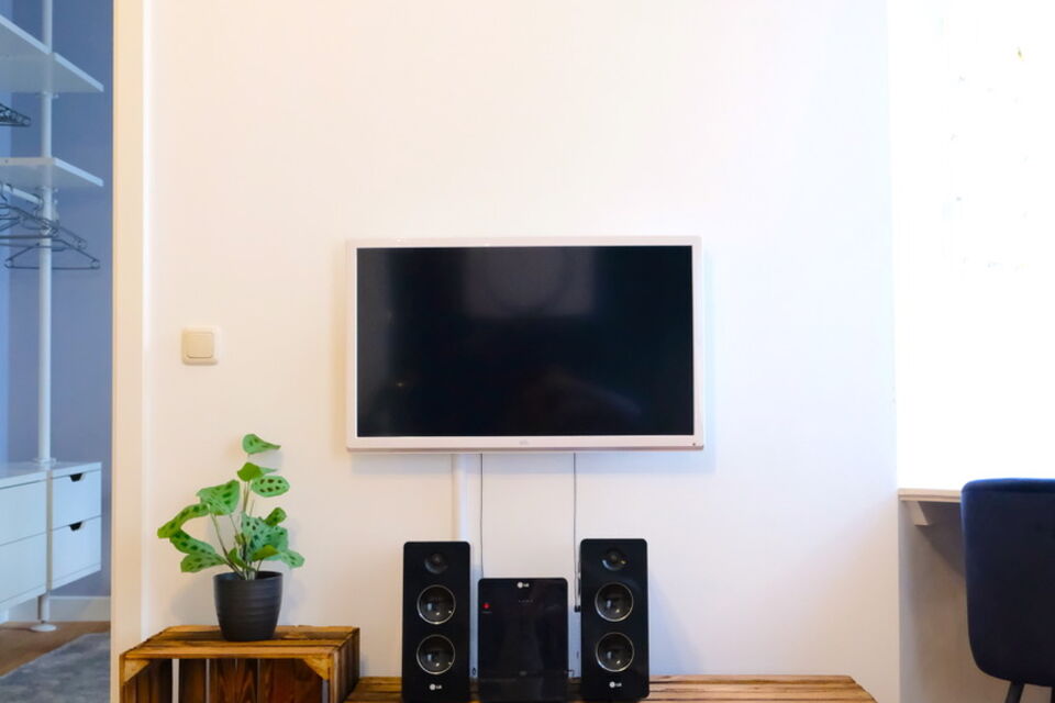 Furnished apartment, living room with wall-mounted TV in Berlin Friedrichshain