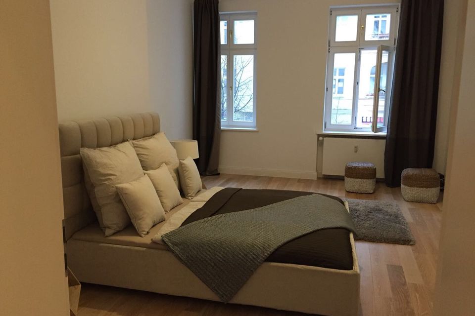 Möblierte Wohnung, Schlafzimmer mit Polsterbett in Berlin Friedrichshain