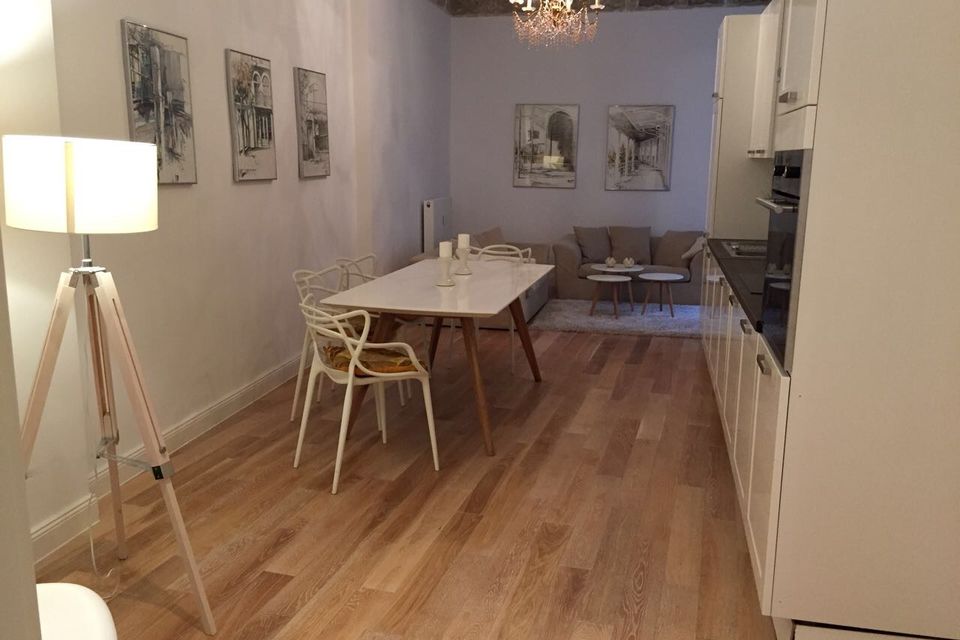 Möblierte Wohnung, Esszimmer mit Holzparkett in Berlin Friedrichshain