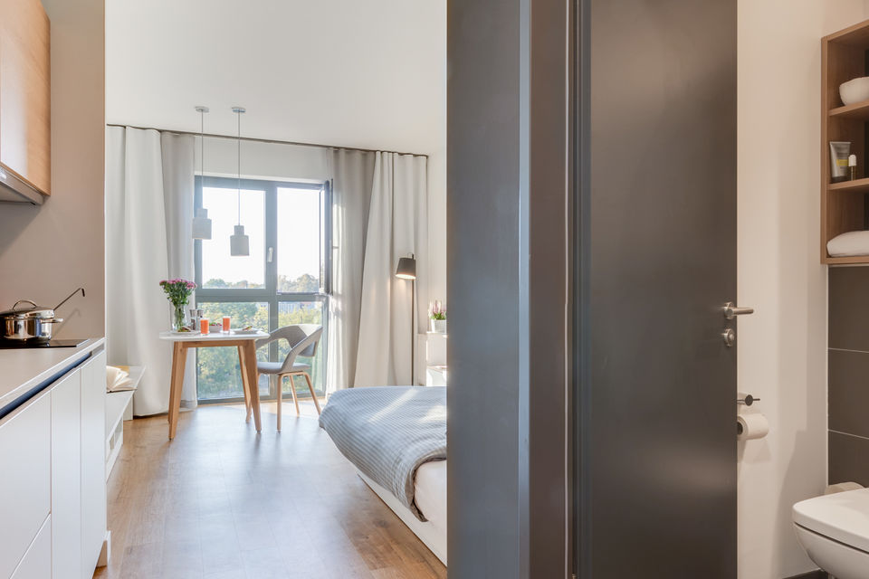 Serviced Apartment, Schlafzimmer mit Stadtblick in Berlin Karlshorst
