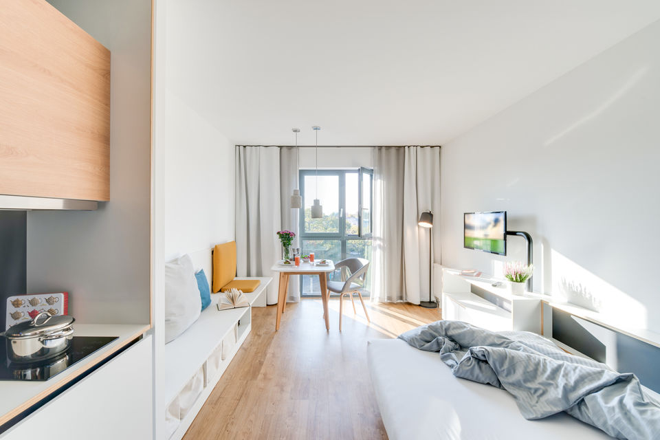 Serviced Apartment, Schlafzimmer mit Balkonzugang in Berlin Karlshorst