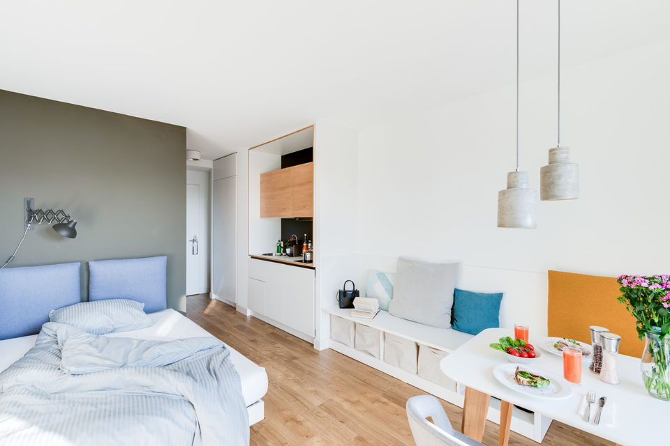 Serviced Apartment, Schlafzimmer mit Küchenzeile in Berlin Karlshorst